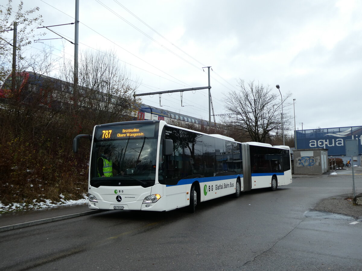 (231'100) - Welti-Furrer, Bassersdorf - Nr. 97/ZH 718'197 - Mercedes am 11. Dezember 2021 in Dietlikon, Bahnhof/Bad