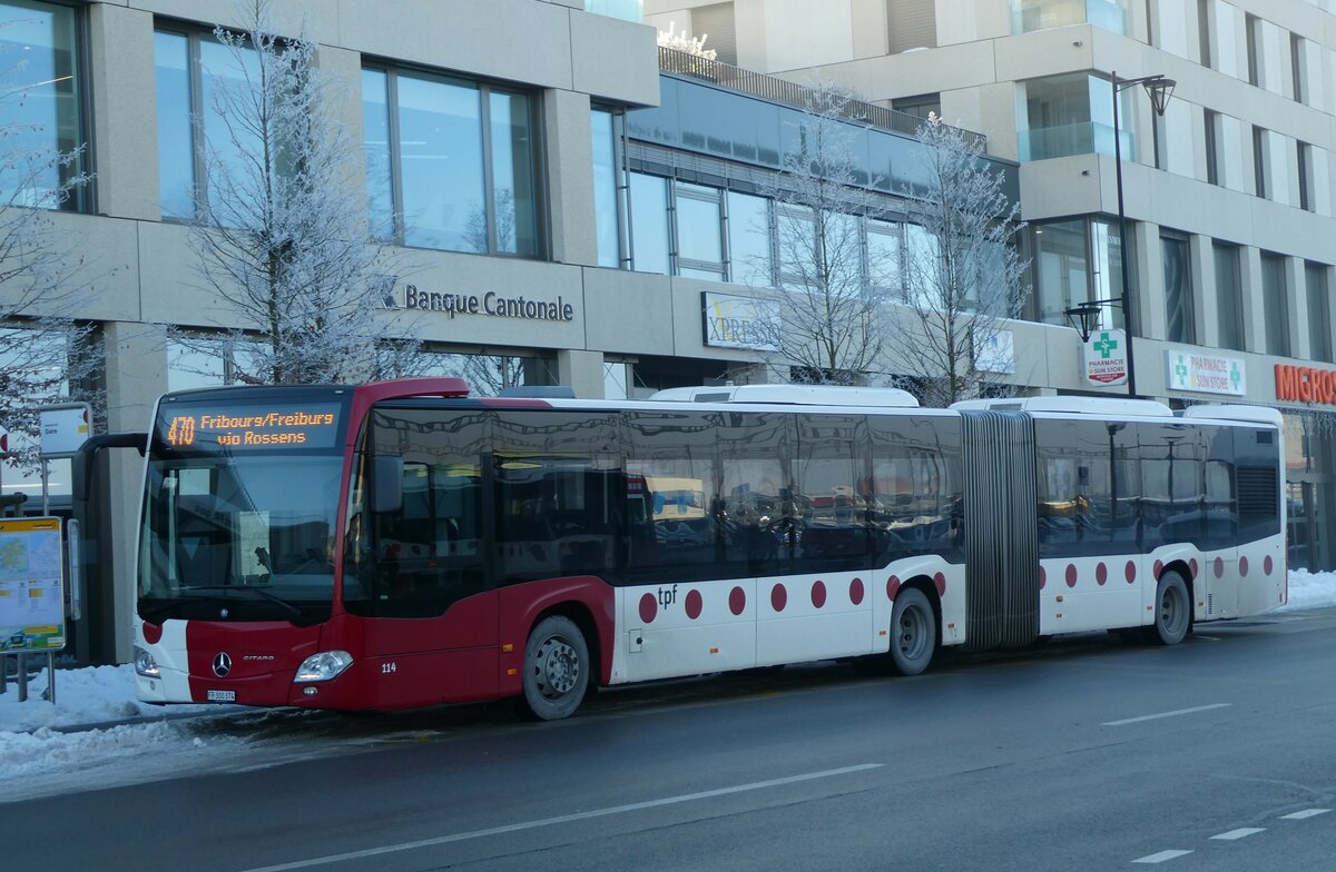 (231'242) - TPF Fribourg - Nr. 114/FR 300'374 - Mercedes am 14. Dezember 2021 beim Bahnhof Romont
