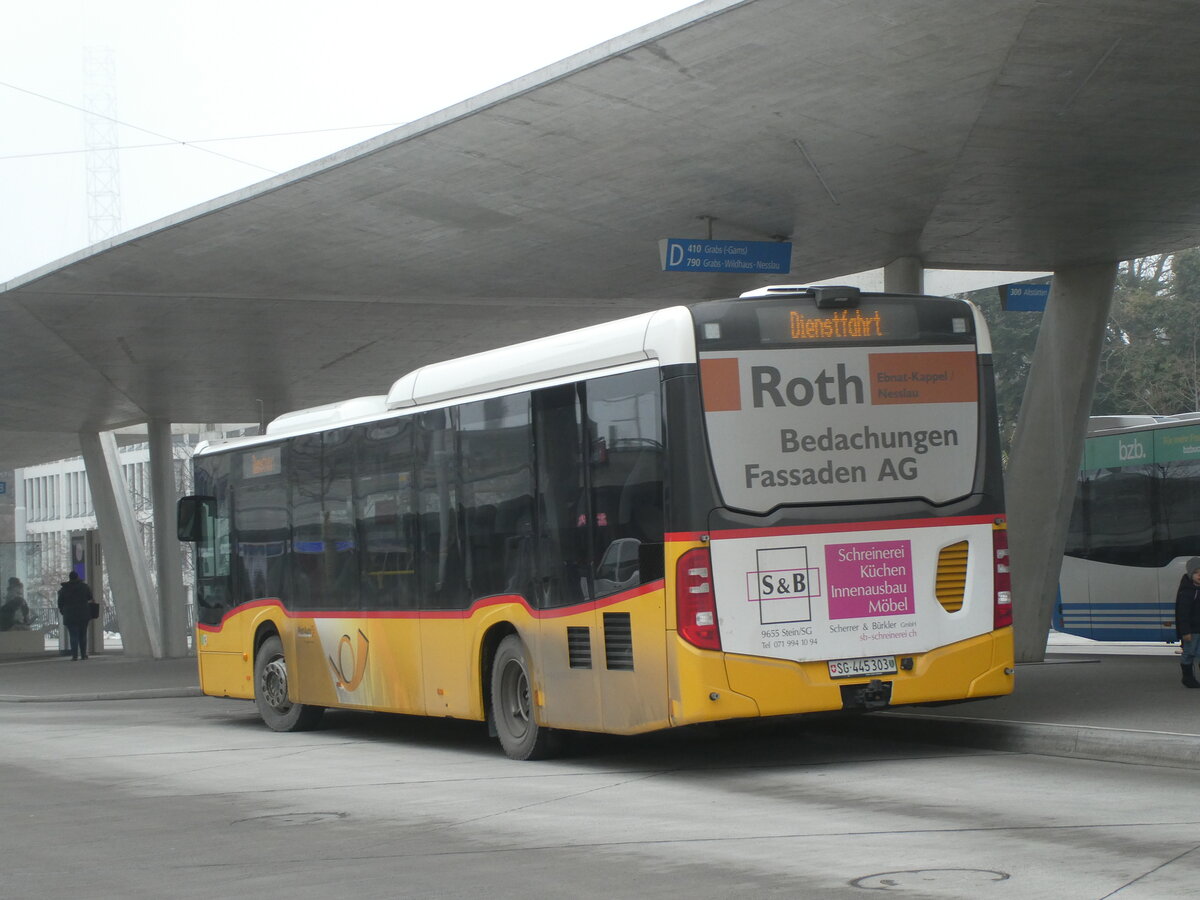 (231'353) - PostAuto Ostschweiz - SG 445'303 - Mercedes am 15. Dezember 2021 beim Bahnhof Buchs