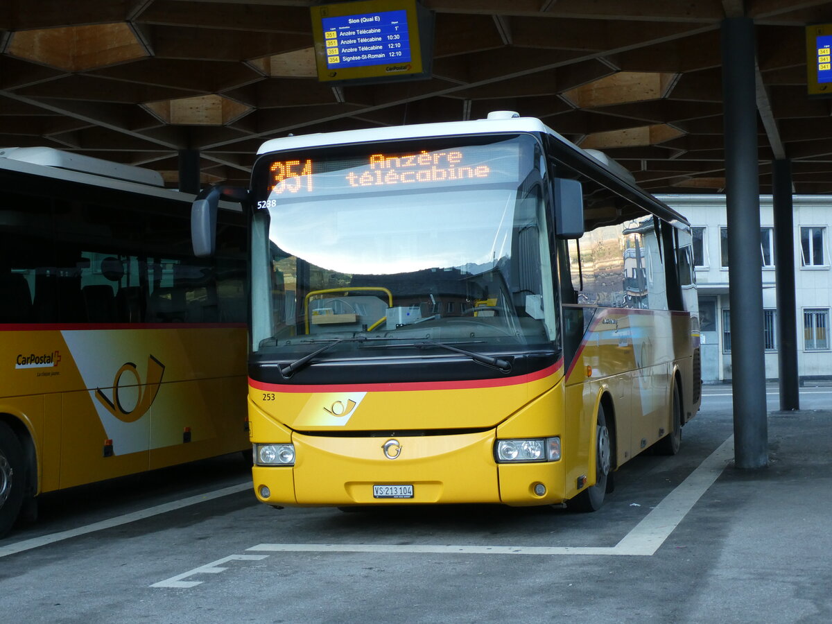 (231'613) - Buchard, Leytron - Nr. 253/VS 213'104 - Irisbus am 1. Januar 2022 beim Bahnhof Sion
