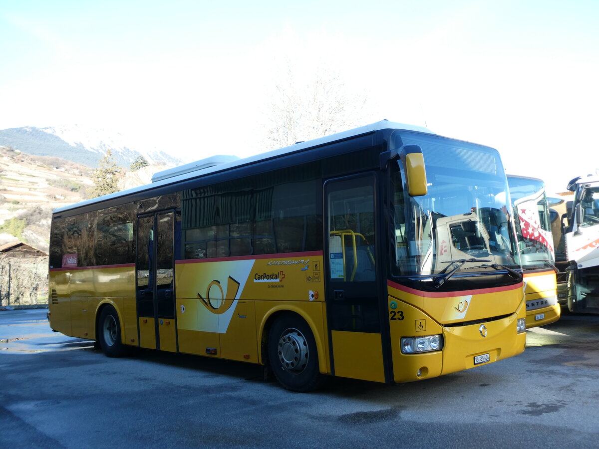 (231'657) - PostAuto Wallis - Nr. 23/VS 365'404 - Irisbus am 1. Januar 2022 beim Bahnhof Sion
