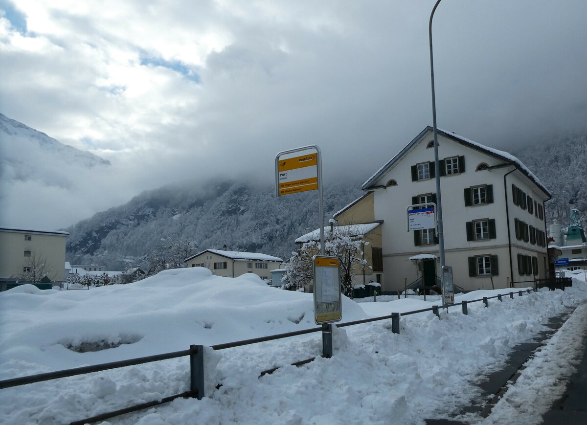 (231'991) - Glarner Bus/PostAuto-Haltestelle am 10. Januar 2022 in Linthal, Post