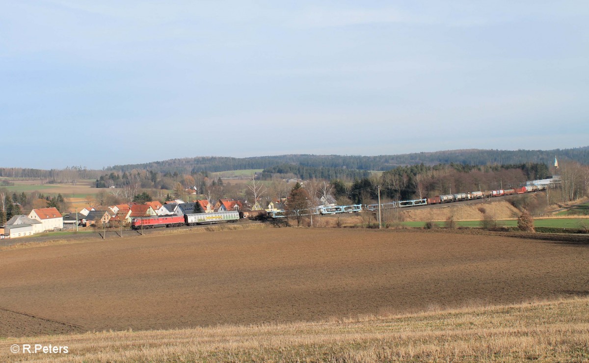 232 209-7 zieht zwischen Pechbrunn und Großschlattengrün den Frankenwald-Umleiter 51723 Nürnberg - Leipzig. 07.02.16