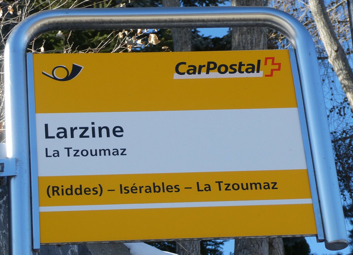 (232'114) - PostAuto-Haltestellenschild - La Tzoumaz, Larzine - am 19. Januar 2022