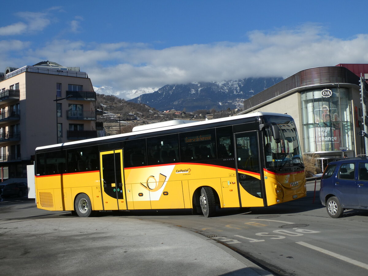 (232'199) - PostAuto Wallis - VS 355'170 - Iveco am 21. Januar 2022 beim Bahnhof Sion