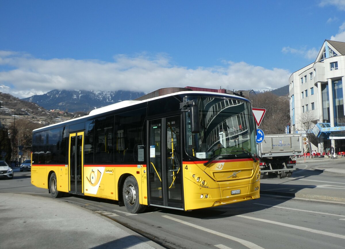 (232'201) - Lathion, Sion - Nr. 4/VS 145'606 - Volvo am 21. Januar 2022 beim Bahnhof Sion