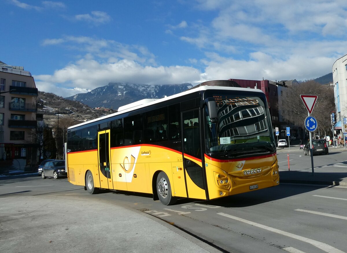 (232'227) - PostAuto Wallis - VS 355'168 - Iveco am 21. Januar 2022 beim Bahnhof Sion