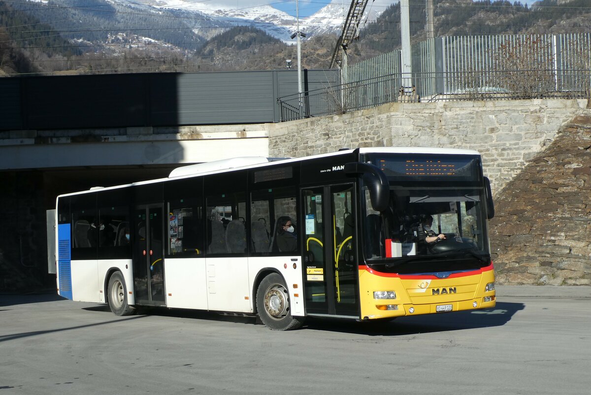 (232'241) - PostAuto Wallis - VS 449'120 - MAN am 21. Januar 2022 beim Bahnhof Brig