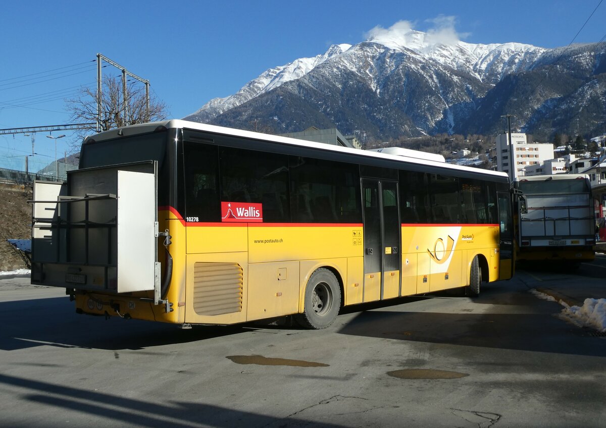 (232'245) - PostAuto Wallis - VS 432'711 - Iveco am 21. Januar 2022 beim Bahnhof Brig