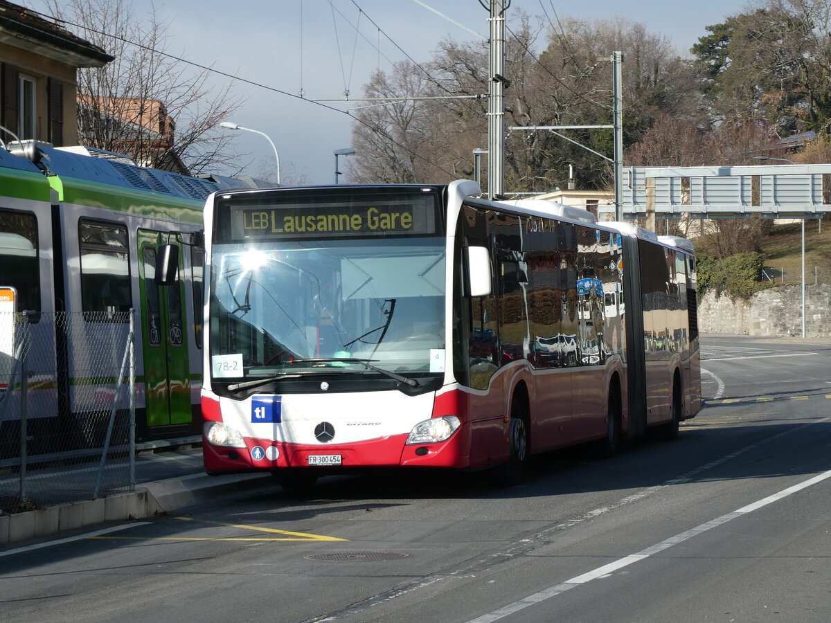(232'373) - Intertours, Domdidier - FR 300'454 - Mercedes (ex A-Wien) am 23. Januar 2022 beim Bahnhof Prilly-Chasseur (Einsatz TL)