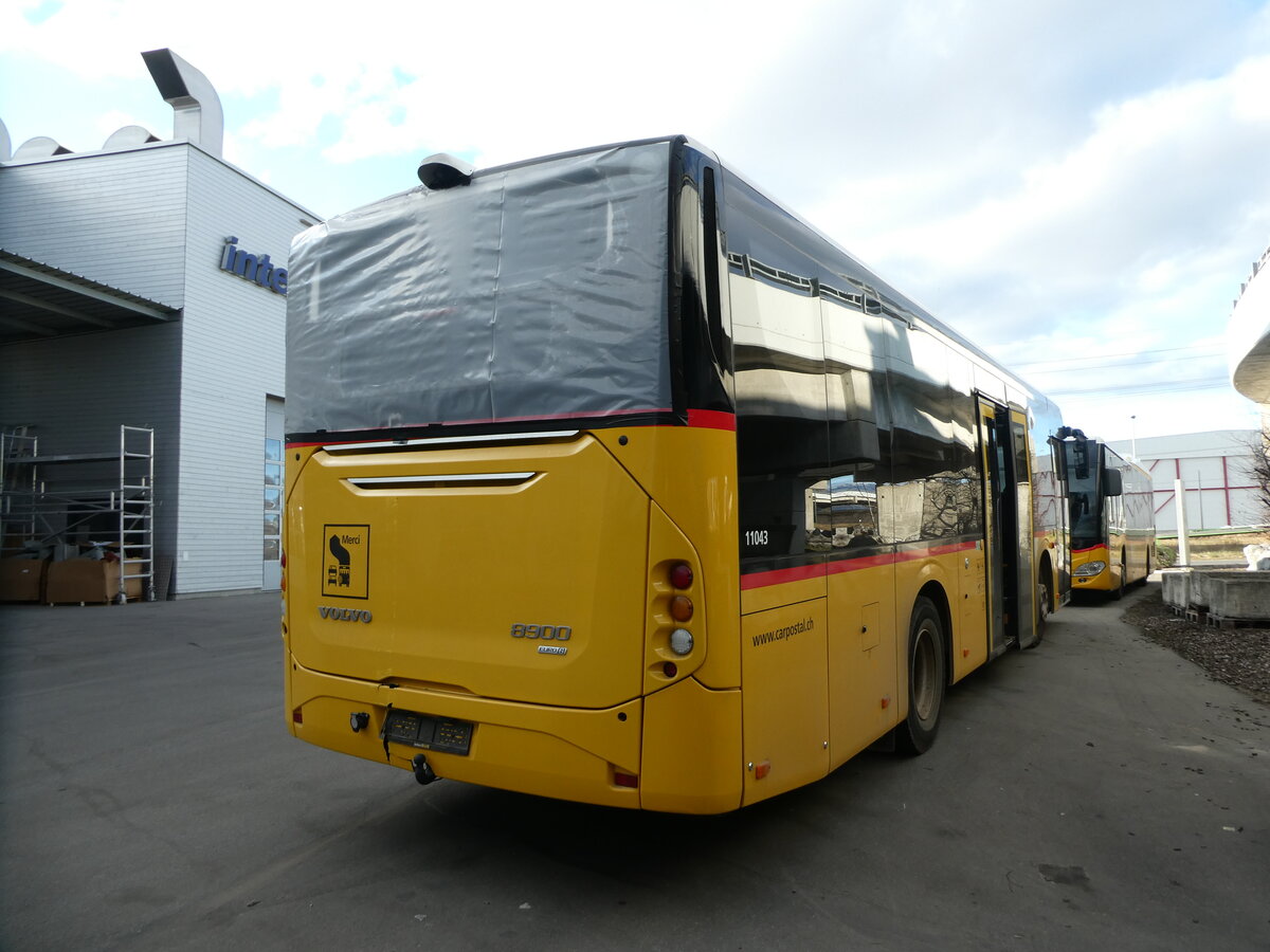 (232'557) - CarPostal Ouest - NE 70'534 - Volvo am 30. Januar 2022 in Kerzers, Interbus