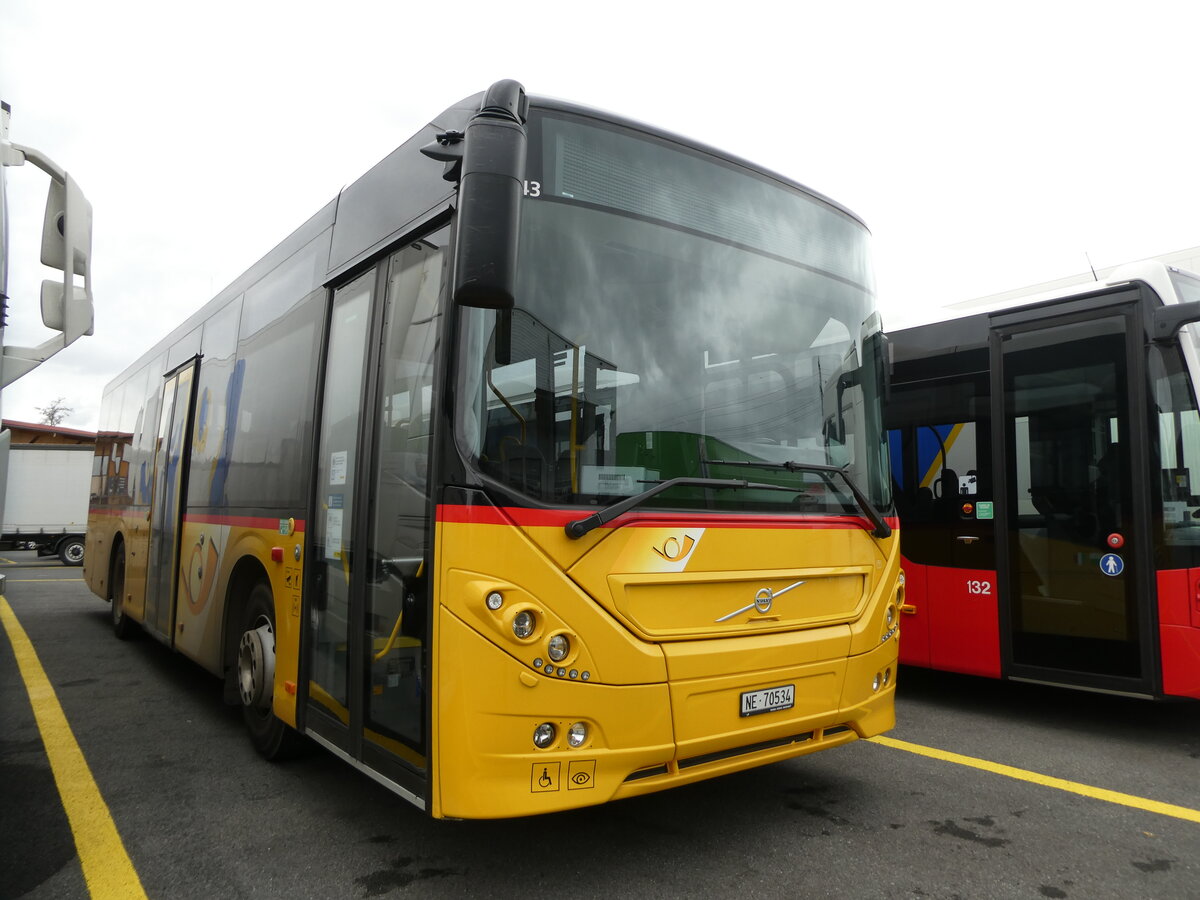 (232'710) - CarPostal Ouest - NE 70'534 - Volvo am 6. Februar 2022 in Kerzers, Interbus