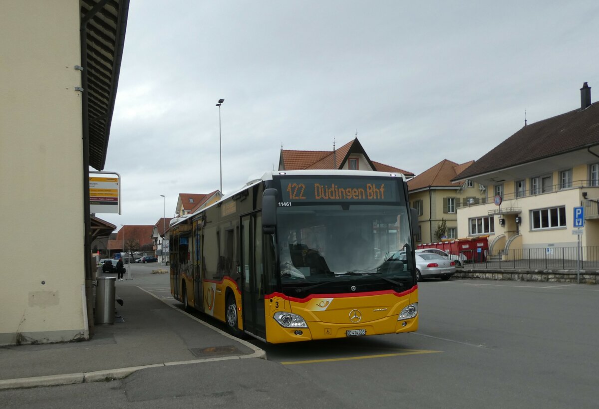(232'729) - PostAuto Bern - Nr. 3/BE 414'003 - Mercedes am 6. Februar 2022 beim Bahnhof Kerzers