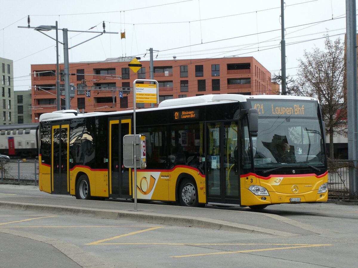 (232'735) - PostAuto Bern - Nr. 3/BE 414'003 - Mercedes am 6. Februar 2022 beim Bahnhof Ddingen
