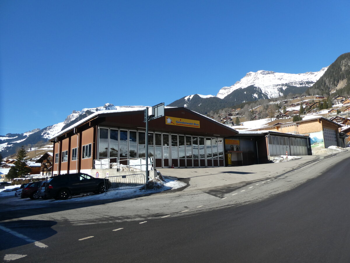 (232'861) - Grindelwaldbus-Garage am 13. Februar 2022 in Grindelwald, Garage