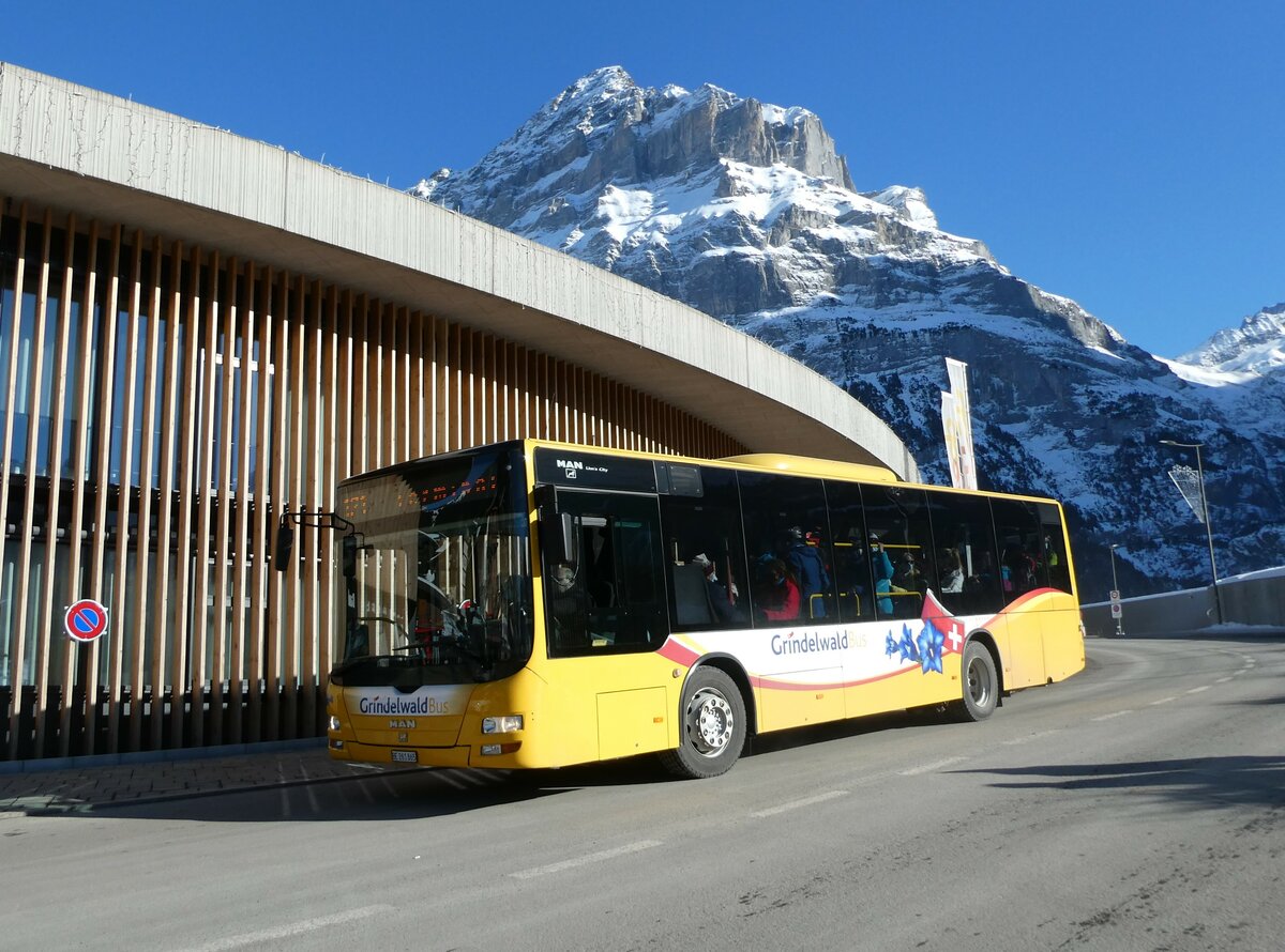 (232'877) - Grindelwaldbus, Grindelwald - Nr. 11/BE 261'865 - MAN/Gppel am 13. Februar 2022 beim Bahnhof Grindelwald