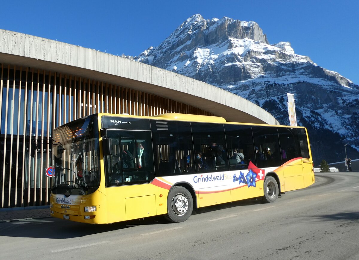 (232'878) - Grindelwaldbus, Grindelwald - Nr. 16/BE 28'821 - MAN/Gppel am 13. Februar 2002 beim Bahnhof Grindelwald