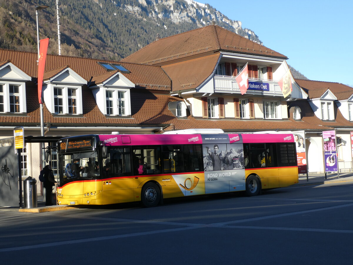 (232'894) - PostAuto Bern - BE 610'537 - Solaris am 13. Februar 2022 beim Bahnhof Interlaken Ost