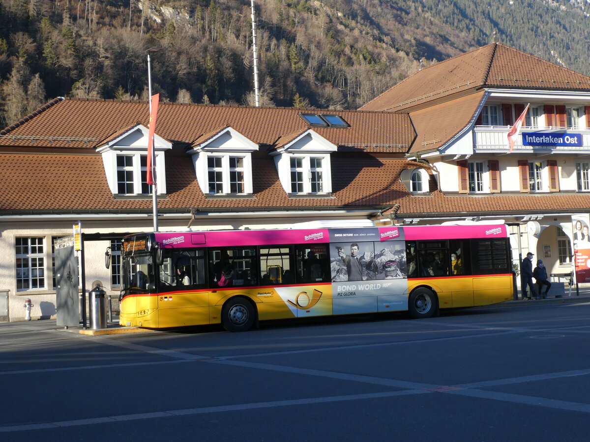 (232'895) - PostAuto Bern - BE 610'537 - Solaris am 13. Februar 2022 beim Bahnhof Interlaken Ost