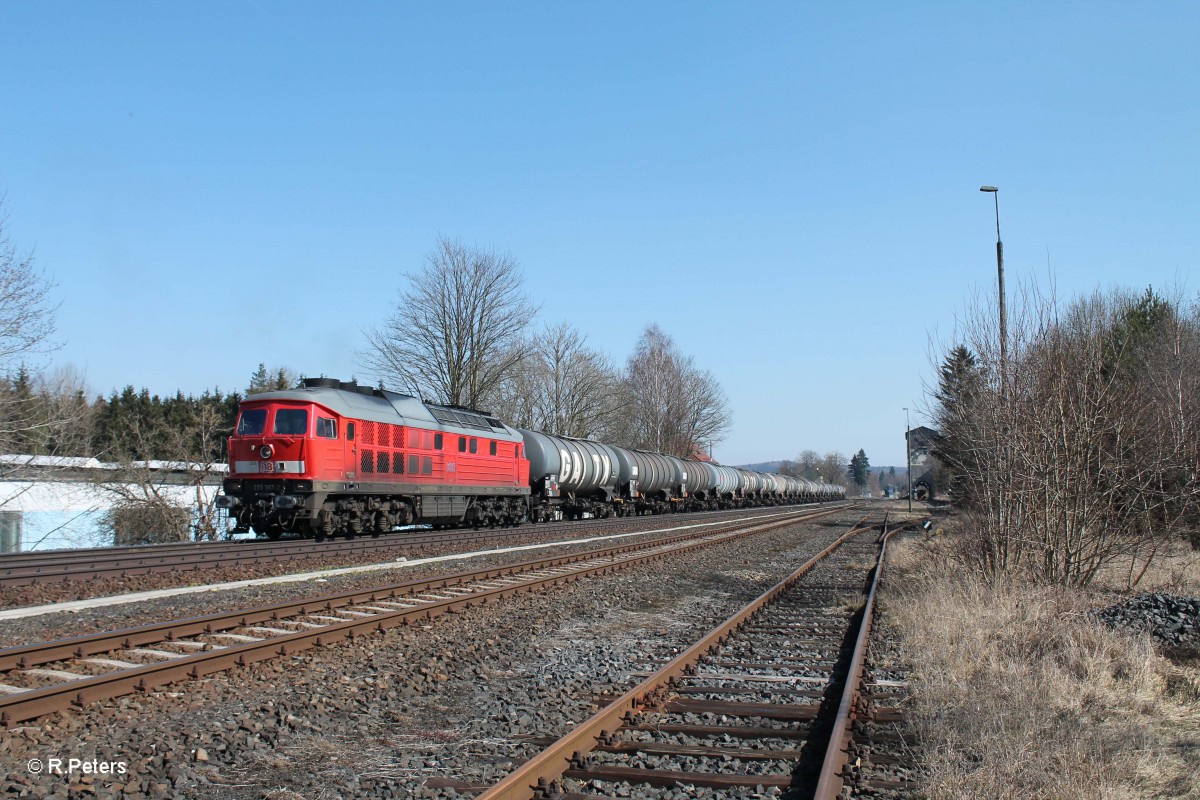233 357-2 wartet in Pechbrunn mit dem Kesselzug N�rnberg - Hof auf die Weiterfahrt. 17.03.16