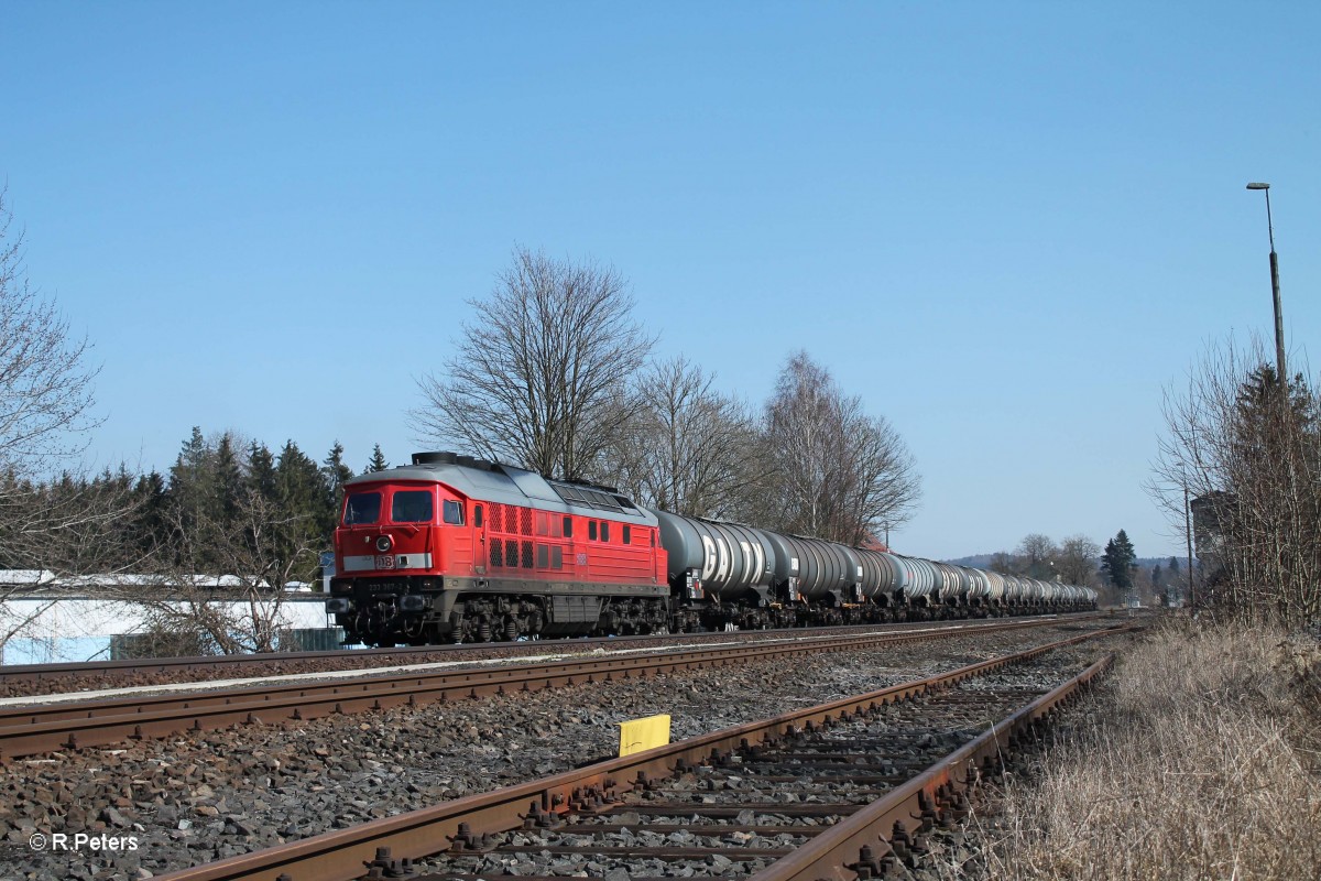 233 357-2 wartet in Pechbrunn mit dem Kesselzug N�rnberg - Hof auf die Weiterfahrt. 17.03.16
