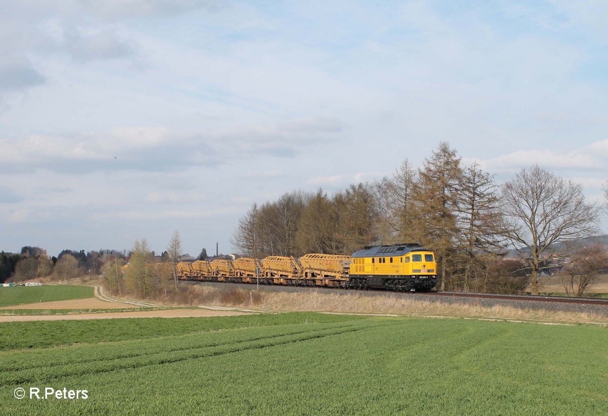 233 493 mit einem Bauzug aus Richtung Hof nach N�rnberg bei Waldershof. 17.04.15