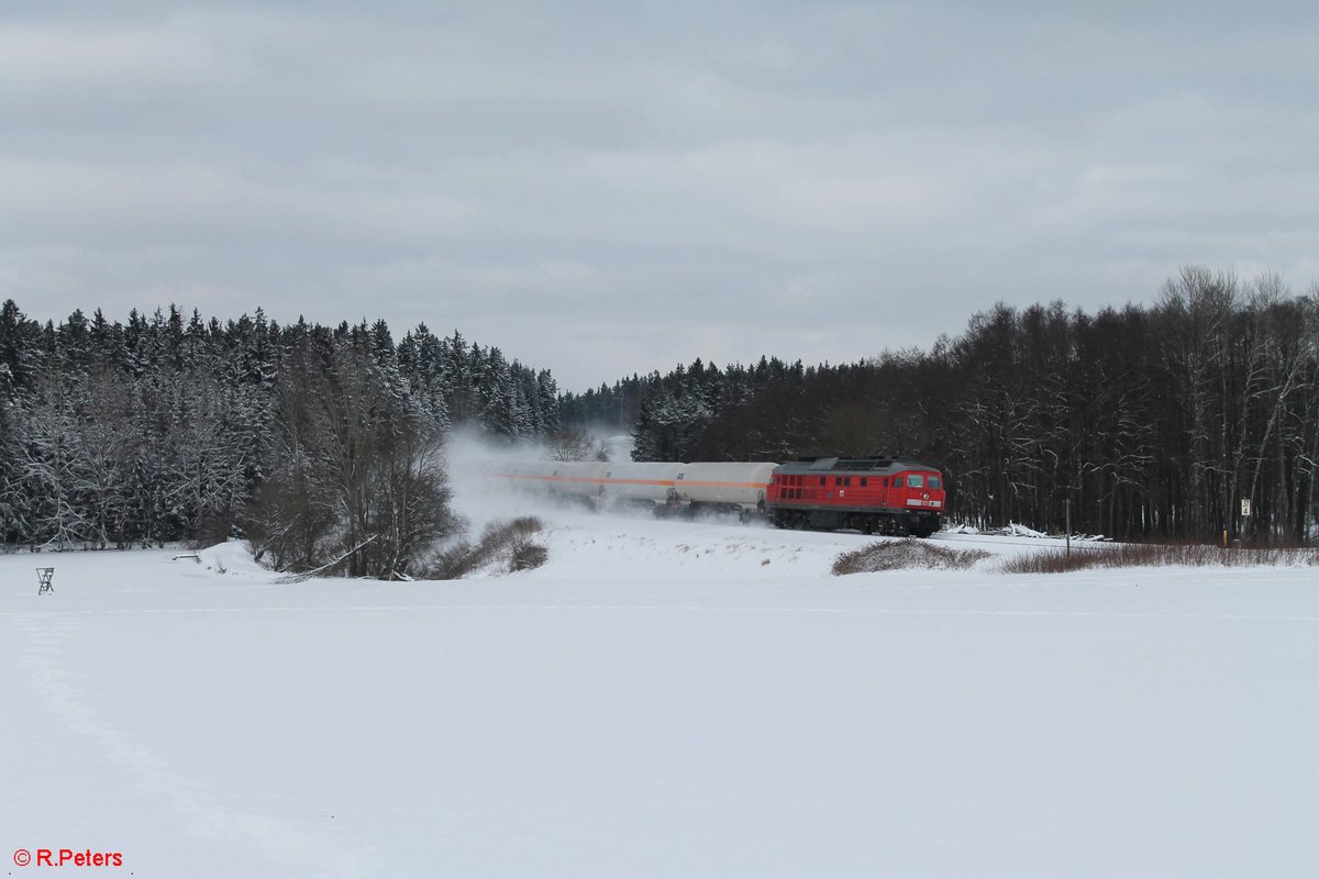 233 525 zieht einen Gaskesselzug aus Cheb nach Regensburg bei Oberteich. 17.01.17