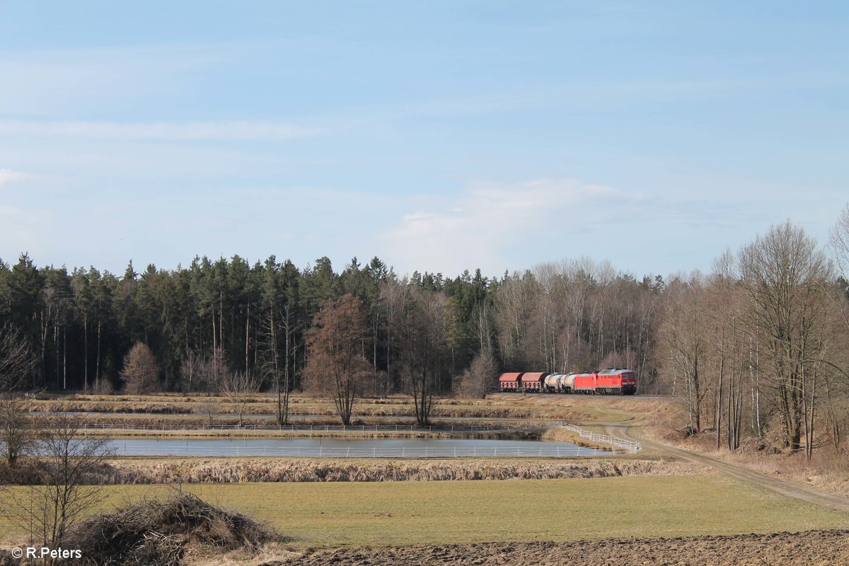 233 698 zieht den EZ 51716 N�rnberg - Senftenberg samt E-Lok kurz vor Wiesau/Oberpfalz und hat den Wald passiert. 03.04.18