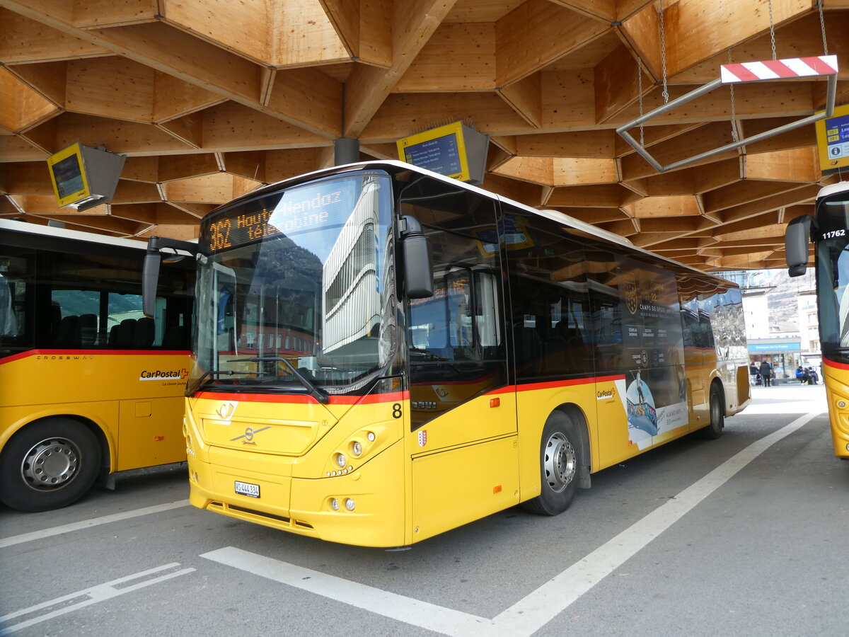 (233'032) - Lathion, Sion - Nr. 8/VS 444'334 - Volvo am 20. Februar 2022 beim Bahnhof Sion