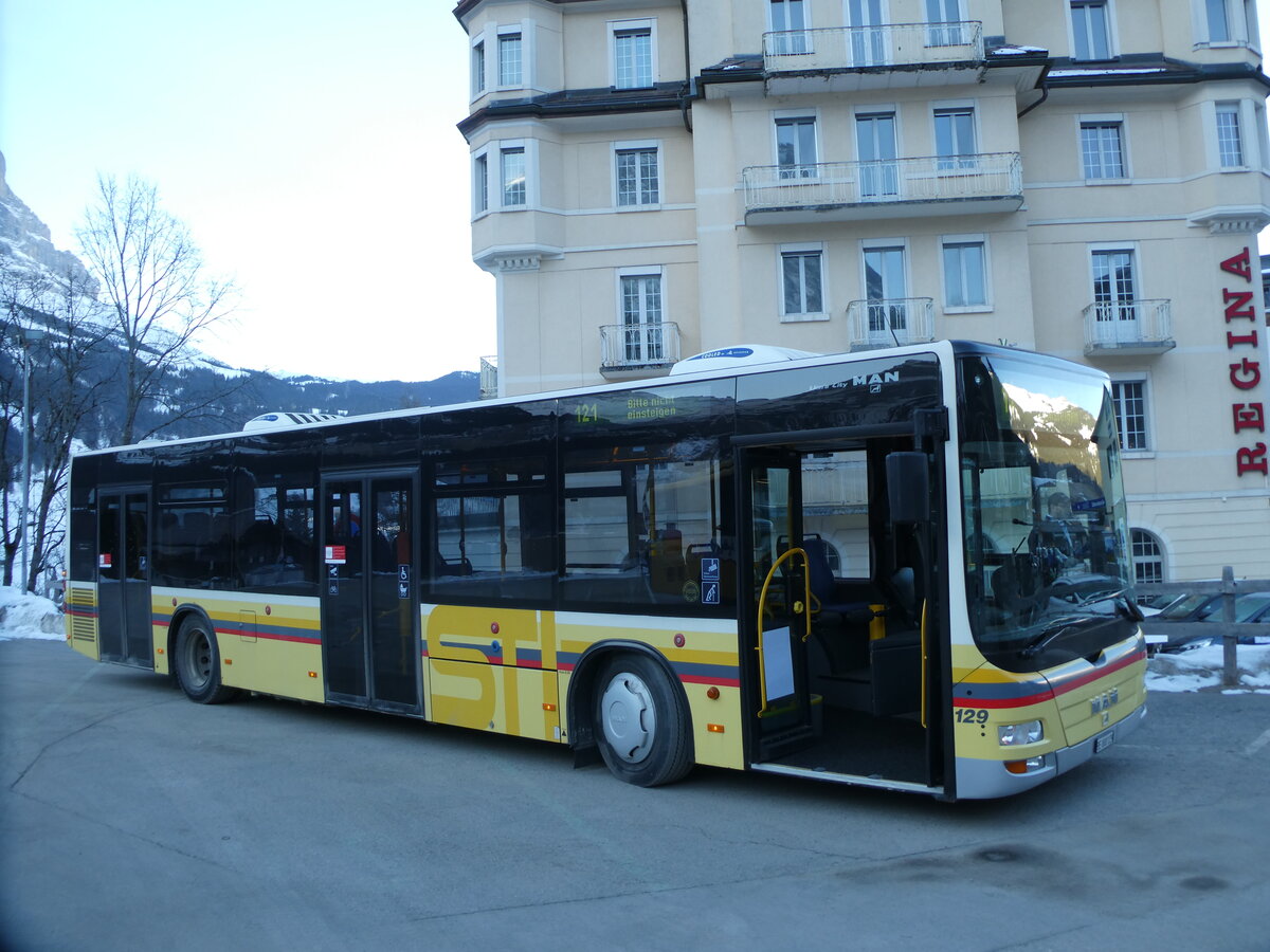 (233'230) - STI Thun - Nr. 129/BE 800'129 - MAN am 27. Februar 2022 beim Bahnhof Grindelwald (Einsatz Grindelwaldbus)