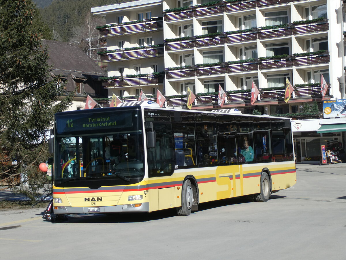 (233'251) - STI Thun - Nr. 129/BE 800'129 - MAN am 27. Februar 2022 beim Bahnhof Grindelwald (Einsatz Grindelwaldbus)