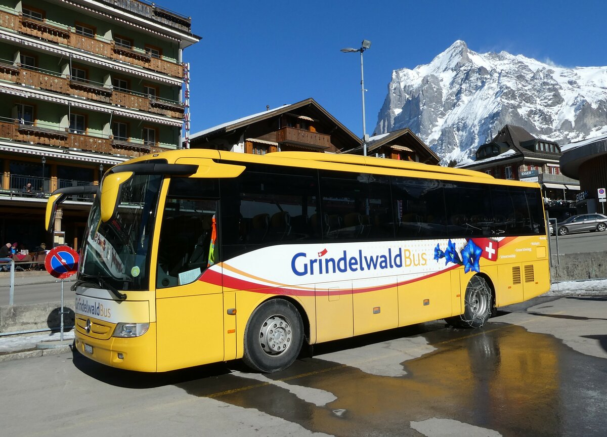 (233'270) - Grindelwaldbus, Grindelwald - Nr. 30/BE 171'240 - Mercedes am 27. Februar 2022 beim Bahnhof Grindelwald