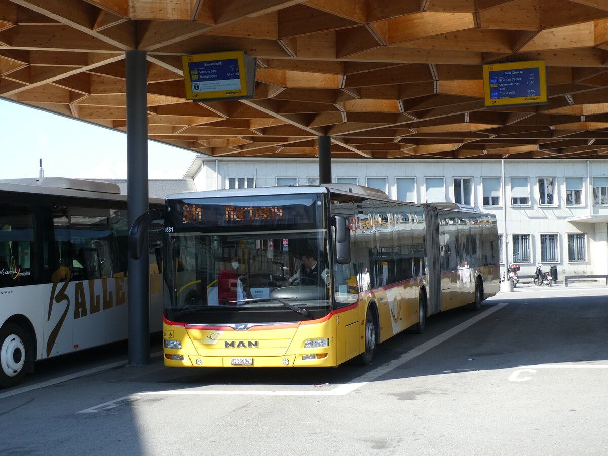 (233'404) - PostAuto Wallis - Nr. 51/VS 536'944 - MAN (ex TMR Martigny Nr. 123) am 7. Mrz 2022 beim Bahnhof Sion