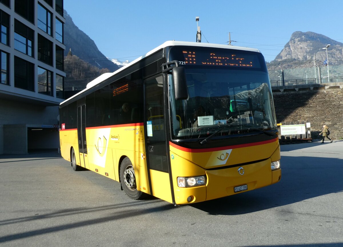 (233'492) - PostAuto Wallis - VS 407'396 - Irisbus am 7. Mrz 2022 beim Bahnhof Brig