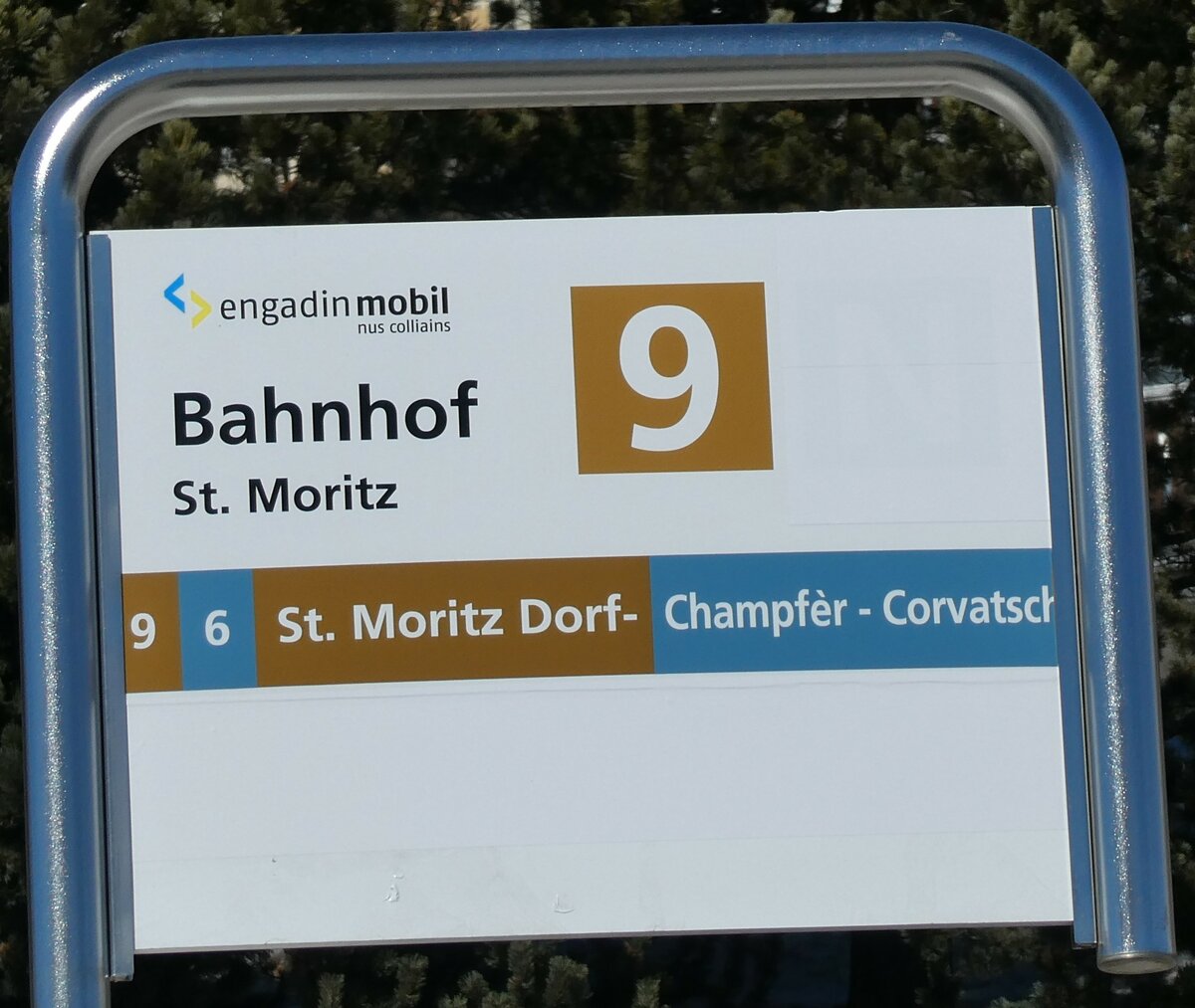 (233'662) - engadin mobil-Haltestellenschild - St. Moritz, Bahnhof - am 10. Mrz 2022