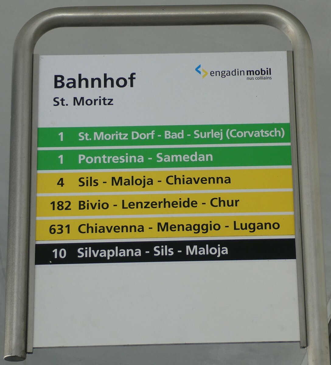 (233'674) - engadin mobil/PostAuto-Haltestellenschild - St. Moritz, Bahnhof - am 10. Mrz 2022