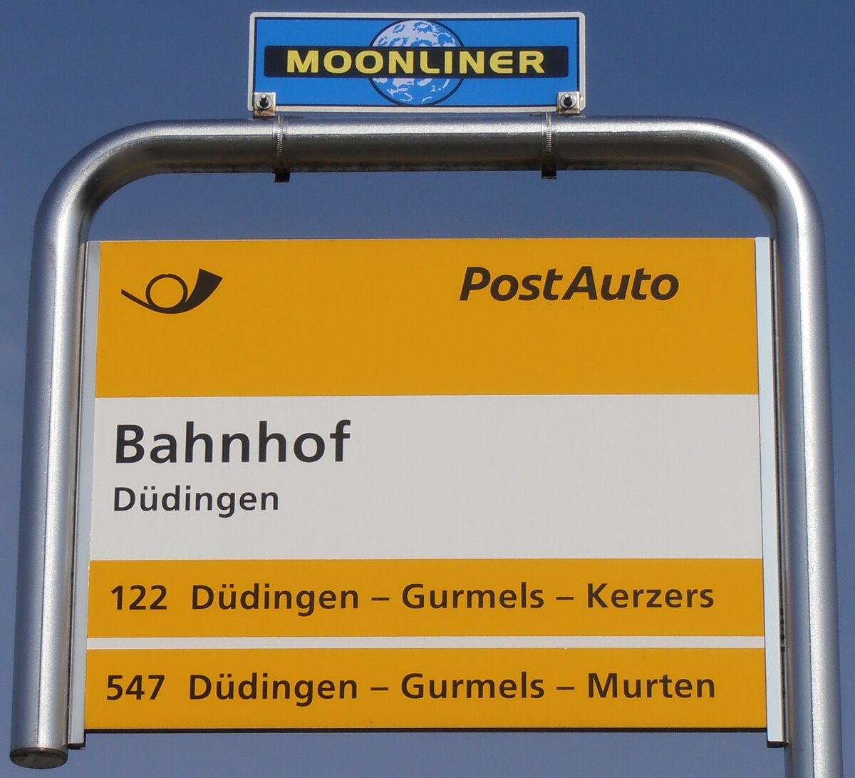 (233'832) - PostAuto-Haltestellenschild - Ddingen, Bahnhof - am 12. Mrz 2022