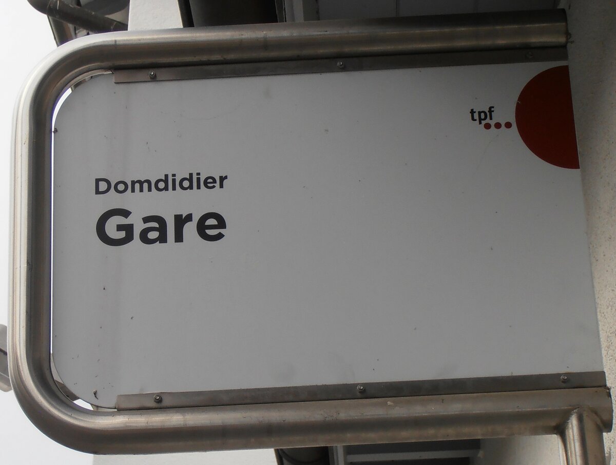 (233'874) - tpf-Haltestellenschild - Domdidier, Gare - am 13. Mrz 2022