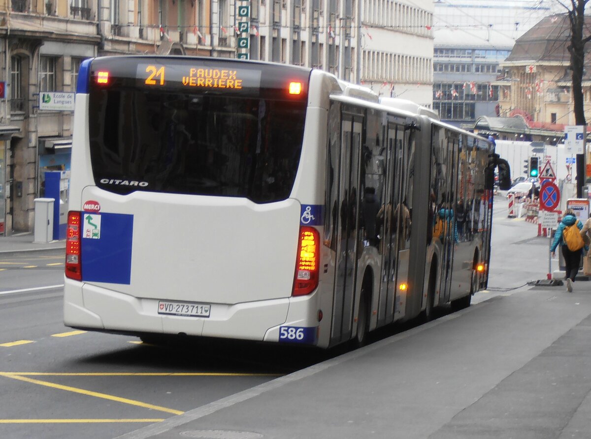 (233'953) - TL Lausanne - Nr. 586/VD 273'711 - Mercedes am 13. Mrz 2022 beim Bahnhof Lausanne