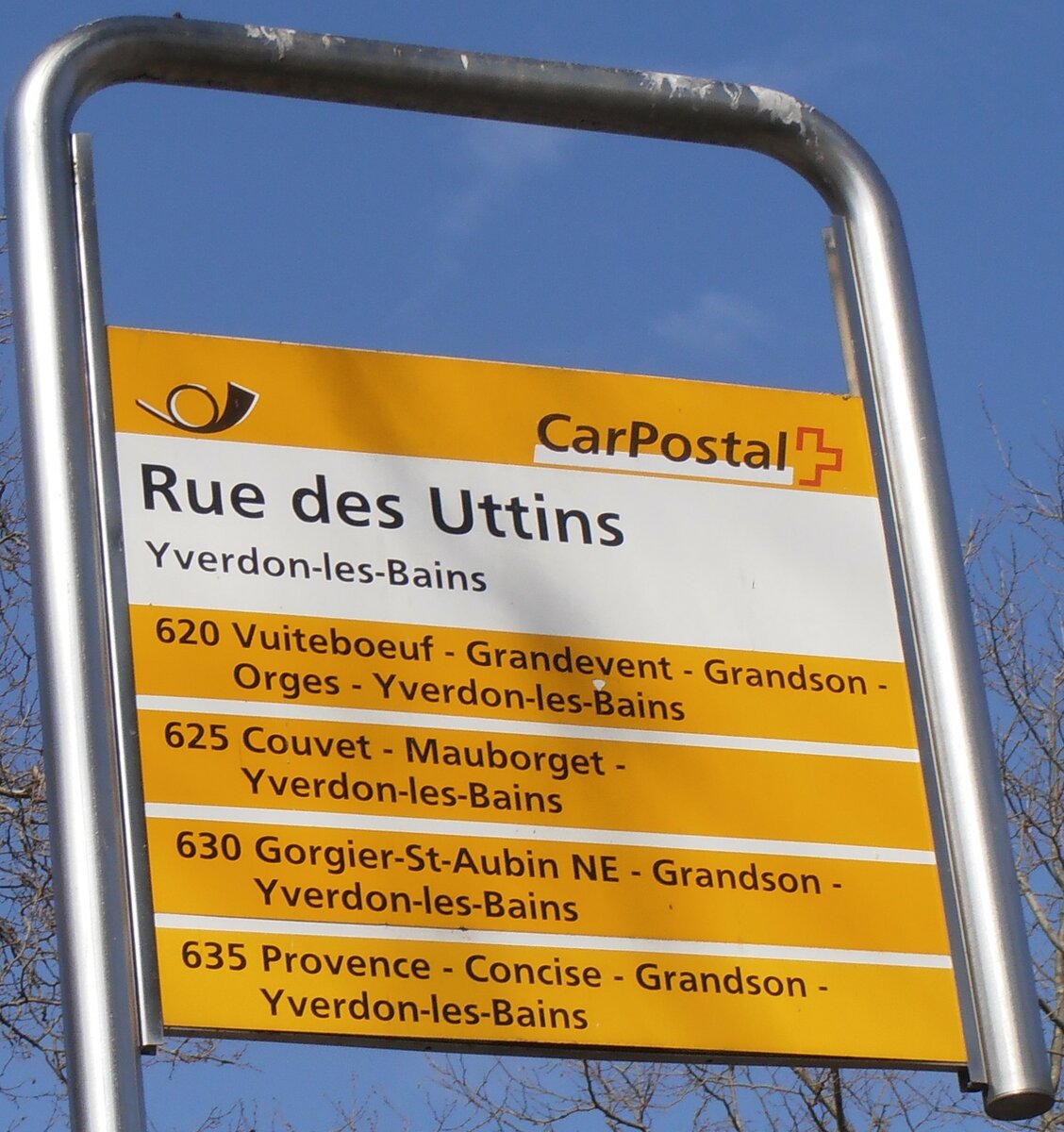 (234'049) - PostAuto-Haltestellenschild - Yverdon-les-Bains, Rue des Uttins - am 20. Mrz 2022