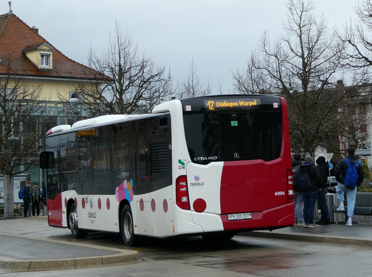 (234'229) - TPF Fribourg - Nr. 6004/FR 300'357 - Mercedes am 8. April 2022 beim Bahnhof Ddingen