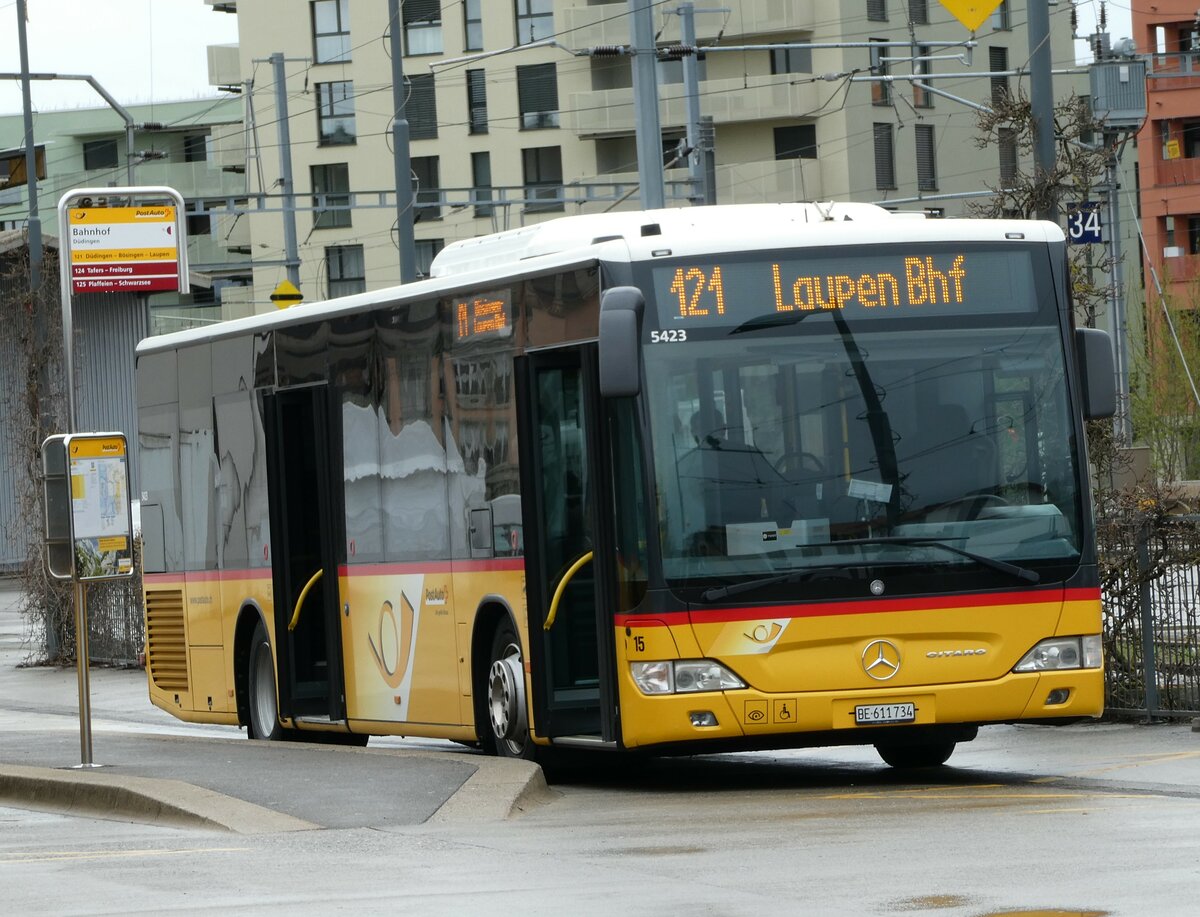 (234'235) - PostAuto Bern - Nr. 15/BE 611'734 - Mercedes (ex Steiner, Ortschwaben Nr. 15) am 8. April 2022 beim Bahnhof Ddingen