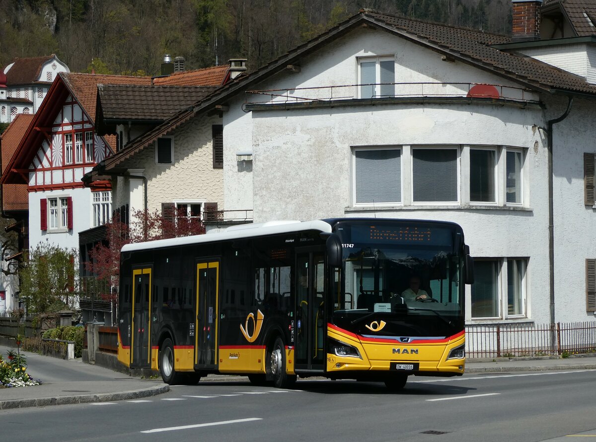 (234'395) - PostAuto Zentralschweiz - Nr. 16/OW 40'016 - MAN am 11. April 2022 beim Bahnhof Sarnen