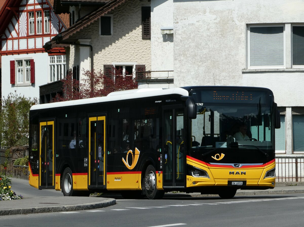 (234'403) - PostAuto Zentralschweiz - Nr. 16/OW 40'016 - MAN am 11. April 2022 beim Bahnhof Sarnen
