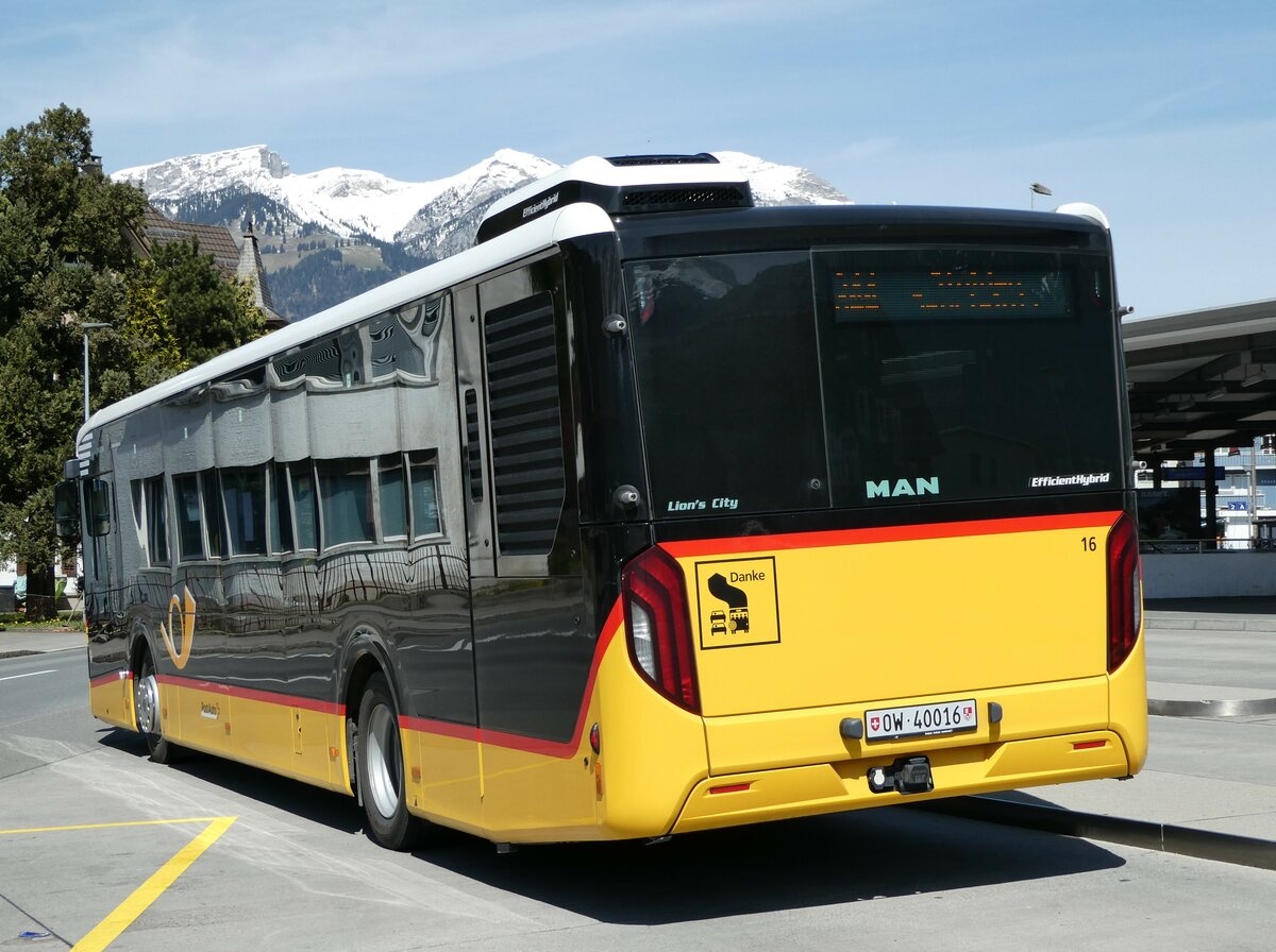 (234'411) - PostAuto Zentralschweiz - Nr. 16/OW 40'016 - MAN am 11. April 2022 beim Bahnhof Sarnen