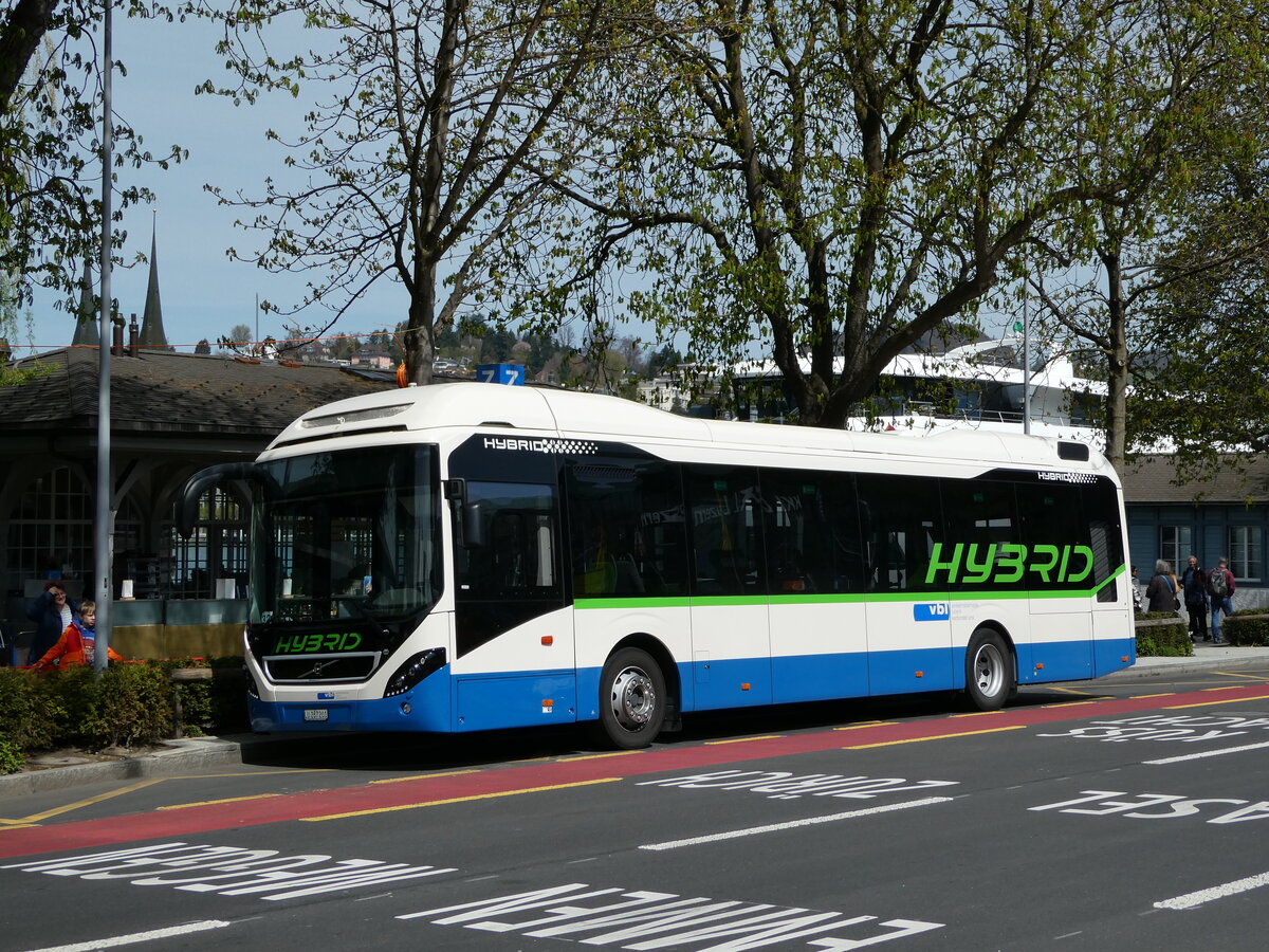 (234'415) - VBL Luzern - Nr. 54/LU 287'201 - Volvo am 11. April 2022 beim Bahnhof Luzern