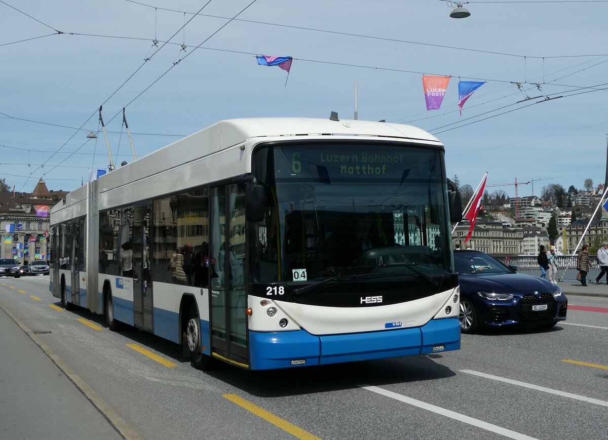 (234'423) - VBL Luzern - Nr. 218 - Hess/Hess Gelenktrolleybus am 11. April 2022 in Luzern, Bahnhofbrcke