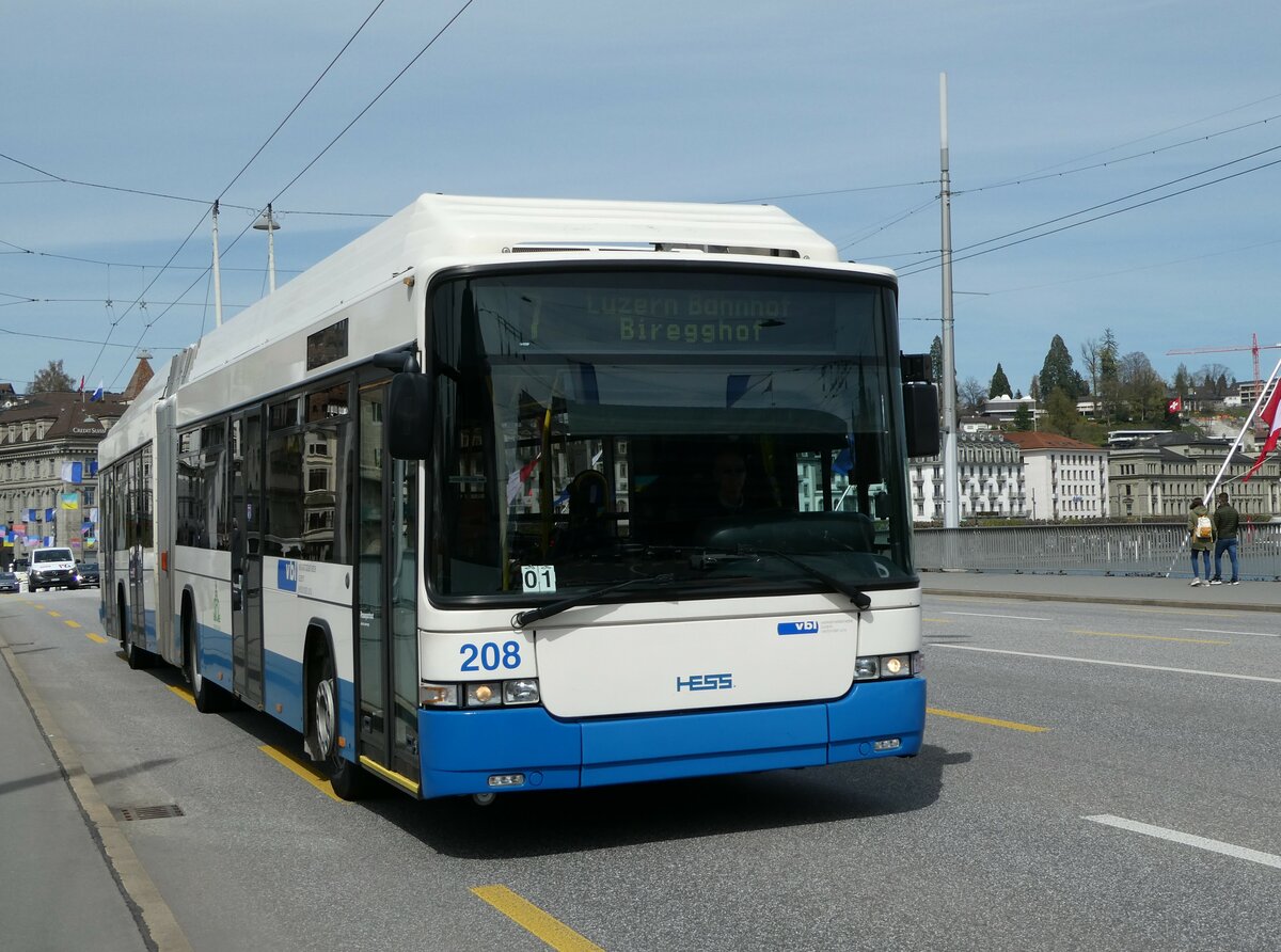 (234'443) - VBL Luzern - Nr. 208 - Hess/Hess Gelenktrolleybus am 11. April 2022 in Luzern, Bahnhofbrcke
