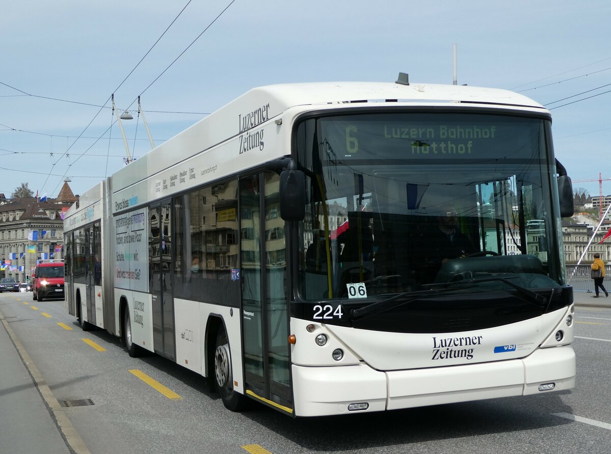 (234'446) - VBL Luzern - Nr. 224 - Hess/Hess Gelenktrolleybus am 11. April 2022 in Luzern, Bahnhofbrcke