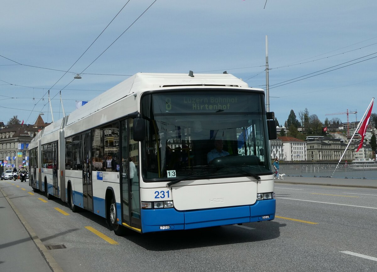 (234'448) - VBL Luzern - Nr. 231 - Hess/Hess Doppelgelenktrolleybus am 11. April 2022 in Luzern, Bahnhofbrcke